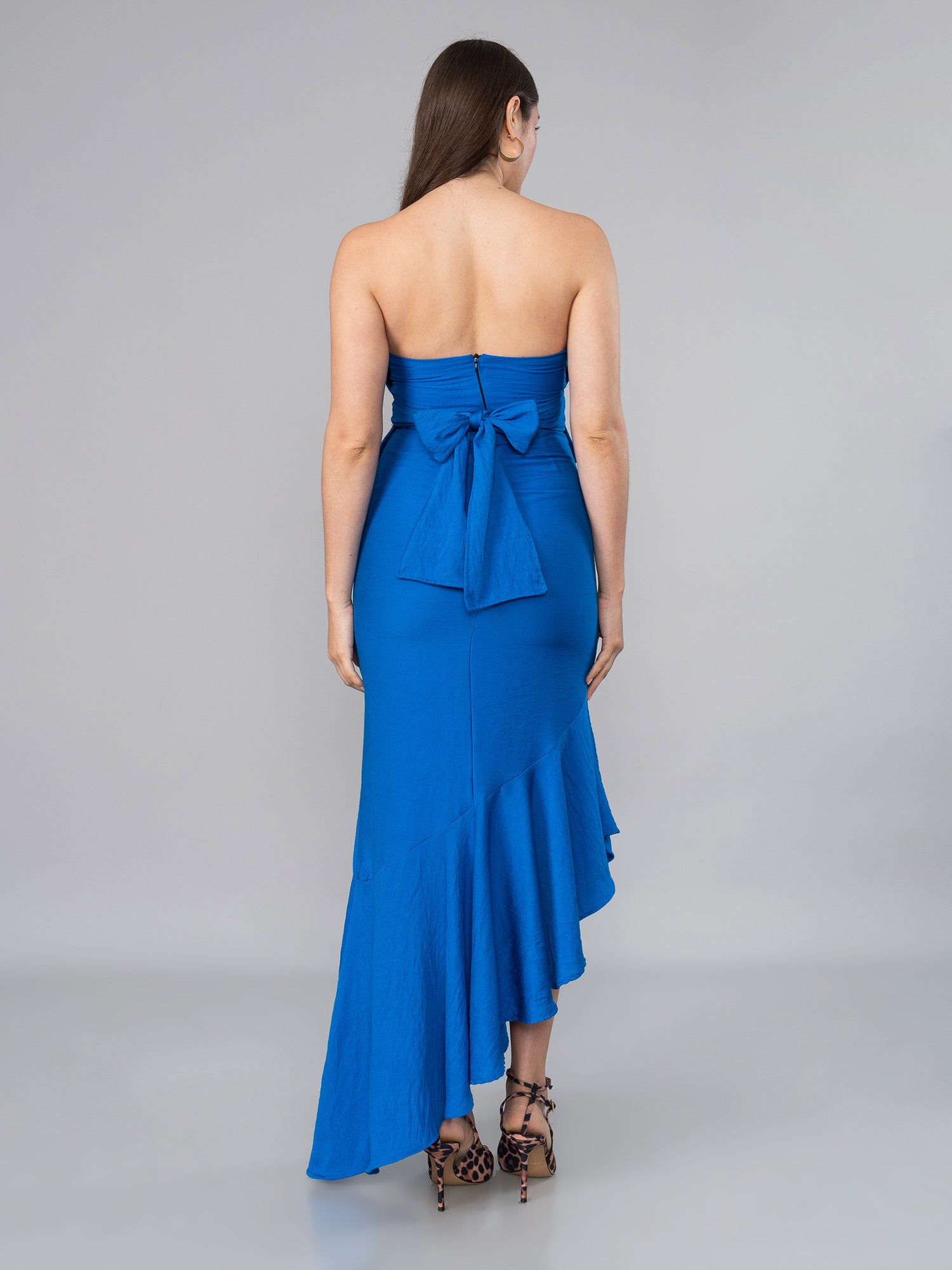 PARTE DE ATRÁS DE VESTIDO AZUL STRAPLESS