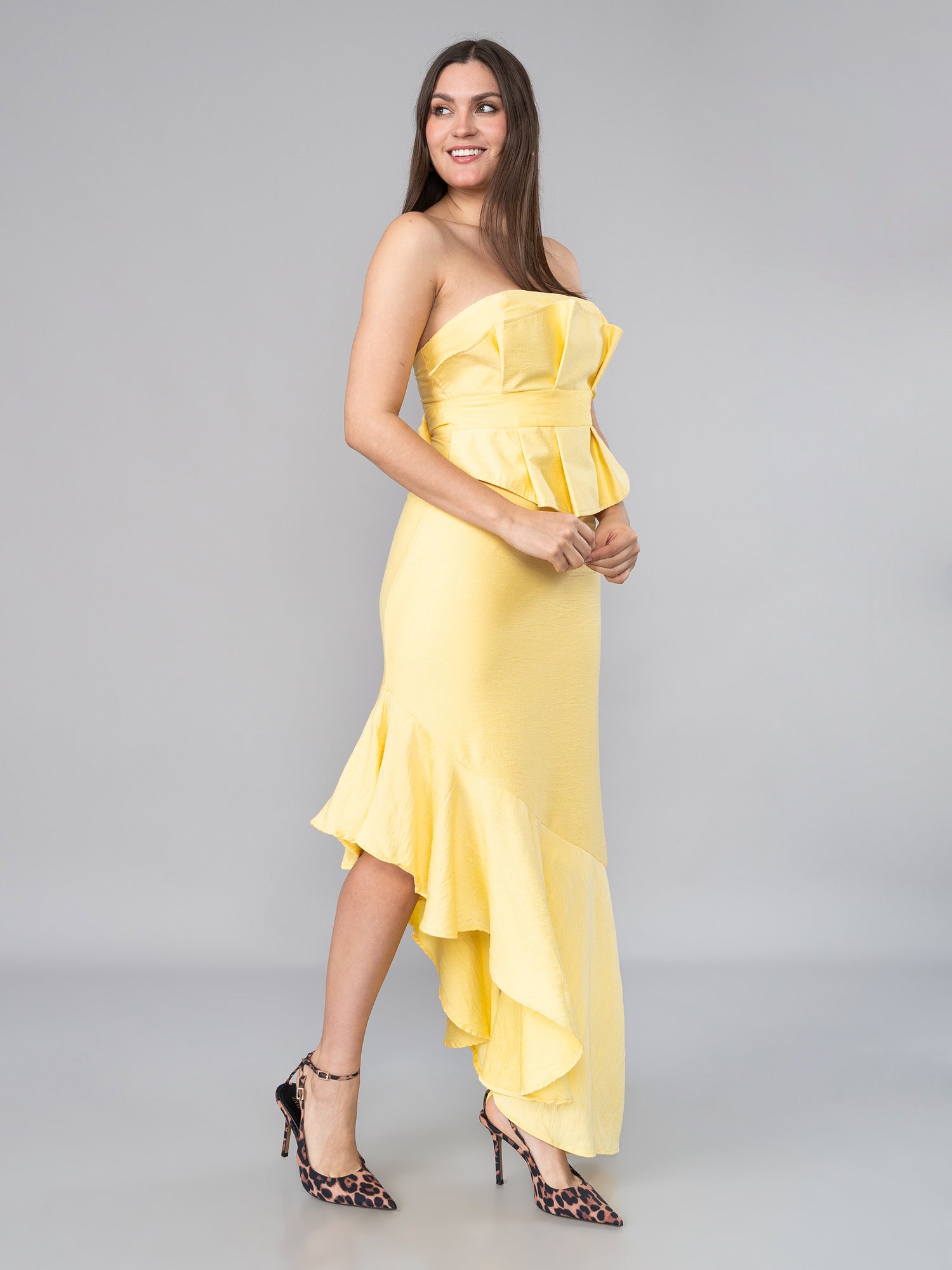 LOOK DE MUJER ELAGANTE CON VESTIDO AMARILLO STRAPLESS