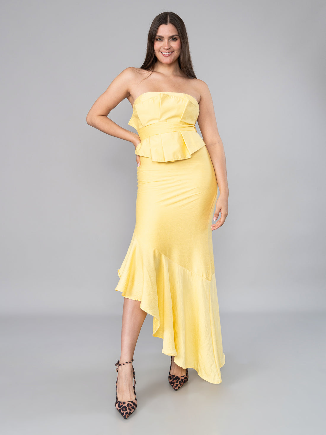 OUTFIT DE MUJER ELAGANTE CON VESTIDO AMARILLO STRAPLESS