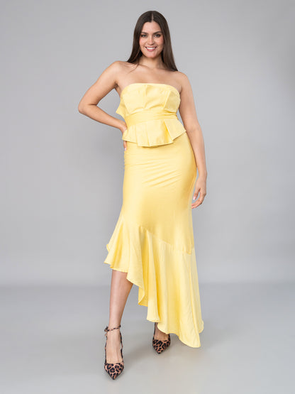 OUTFIT DE MUJER ELAGANTE CON VESTIDO AMARILLO STRAPLESS